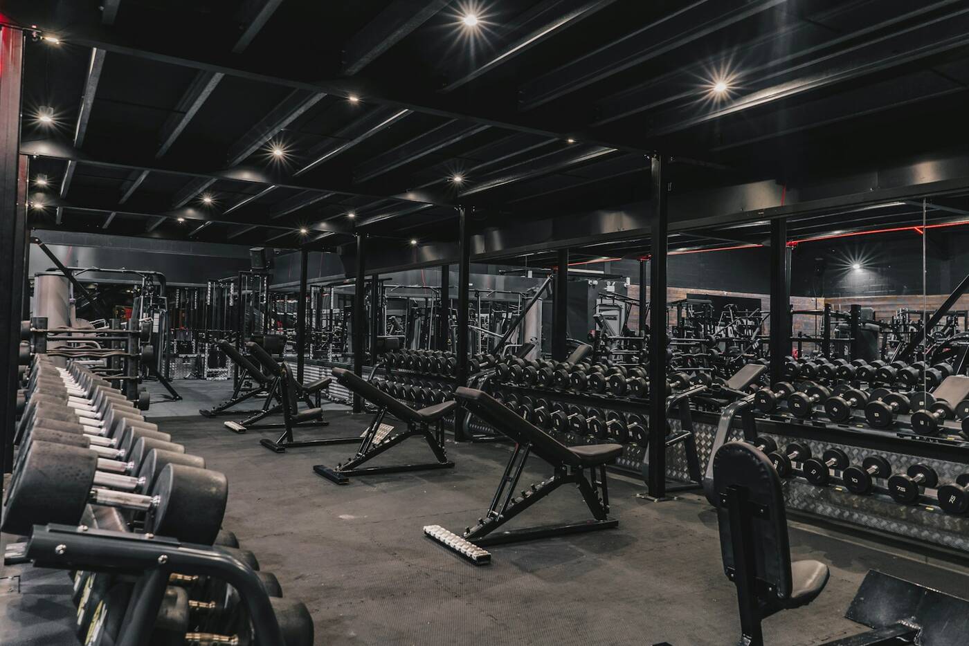 Gimnasio con aparatos y pesas